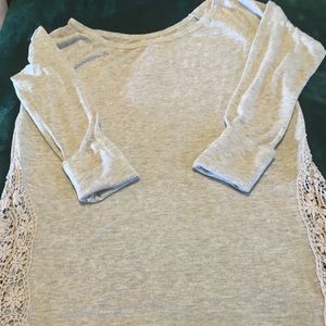 Very lightweight grey 3/4 sleeve length shirt